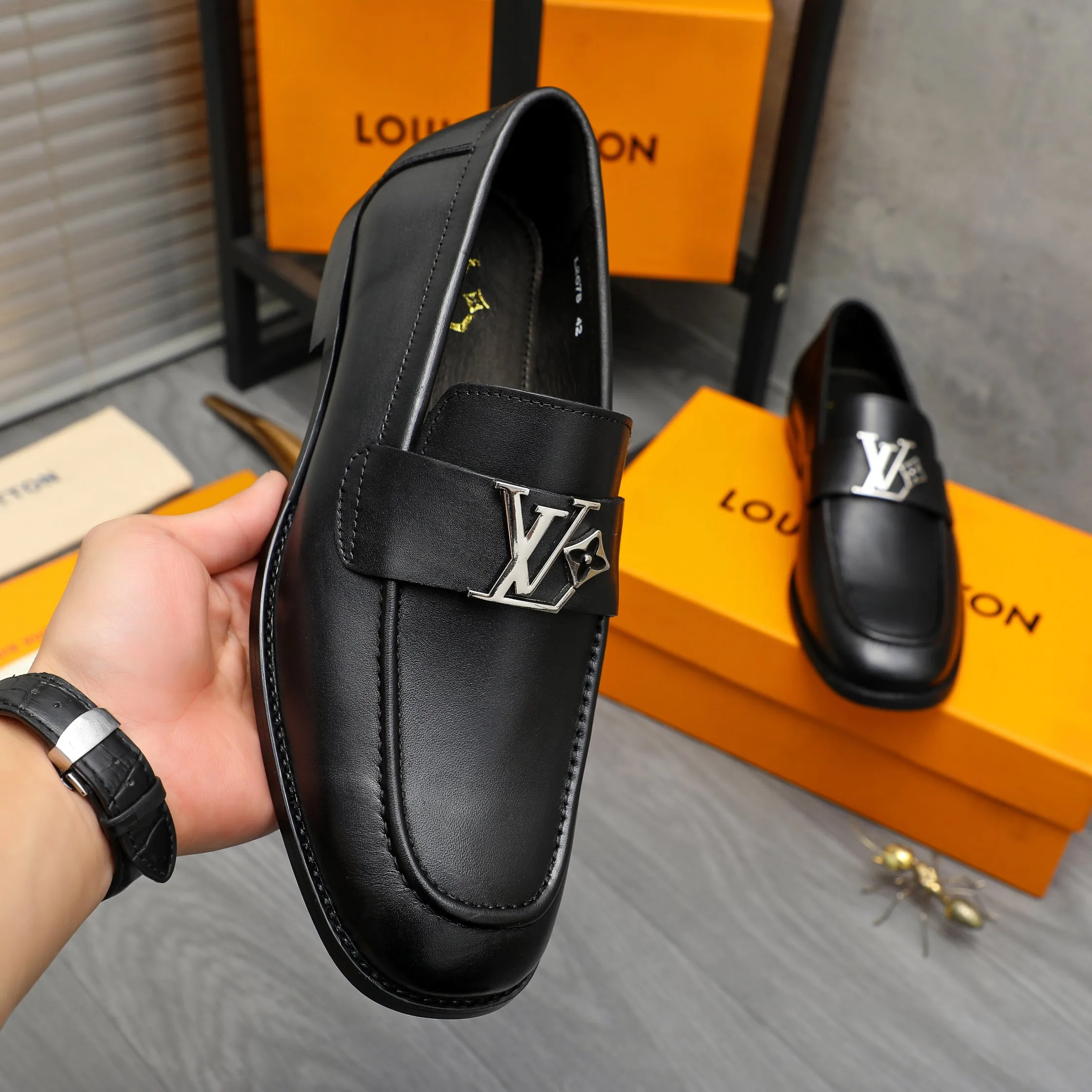 Men's shoes 💰p442 Product trademark: LV (Louis Vuitton) business slip-on leather shoes. Regular size: 38-45 (45 is custom-made and non-returnable) Product materials: Selected high-quality cowhide upper, cowhide lining, original rubber outsole